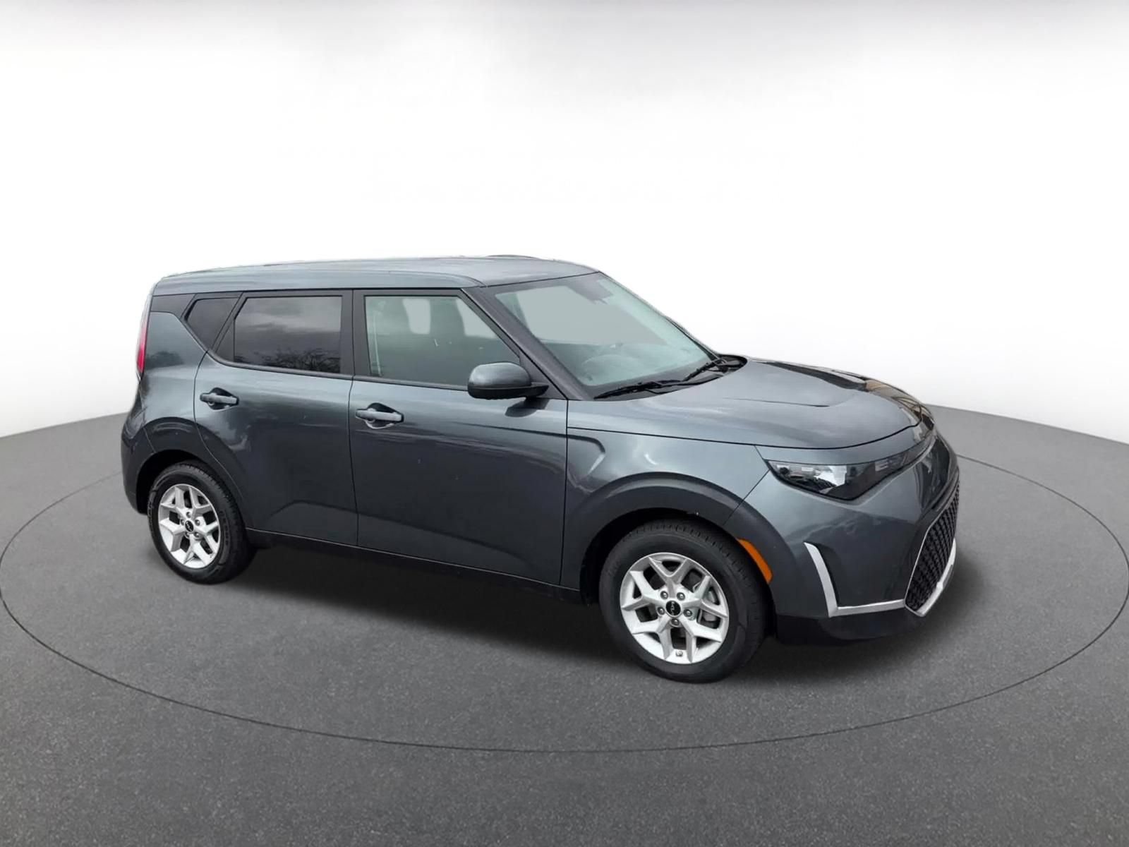 Used 2025 Kia Soul LX w/ LX Technology Package FWD image 2