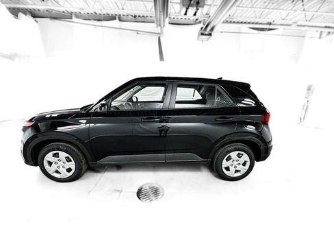 Used 2020 Hyundai Venue SE image 3