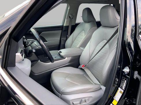 Used 2022 Toyota Highlander XLE AWD/4WD image 8