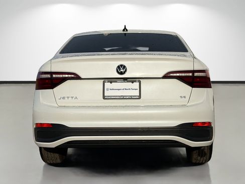 Used 2024 Volkswagen Jetta SE w/ Panoramic Sunroof Package FWD image 4