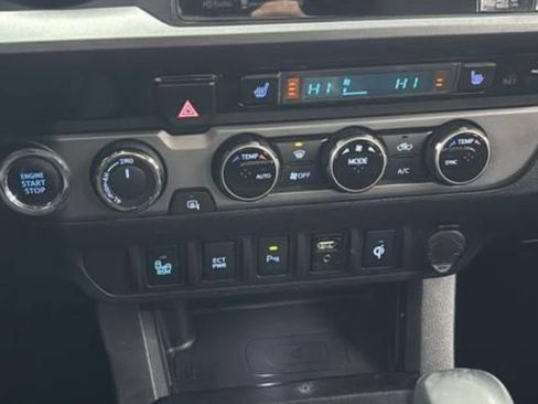 Used 2017 Toyota Tacoma TRD Off-Road w/ Premium & Technology Package AWD/4WD image 11