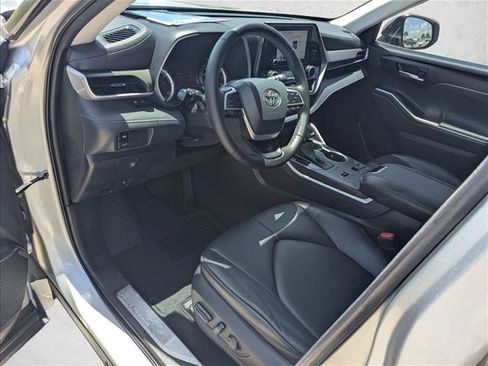 Used 2023 Toyota Highlander XLE FWD image 10