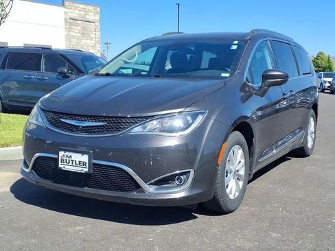 Used 2018 Chrysler Pacifica Touring-L w/ Advanced Safetytec Group FWD image 2