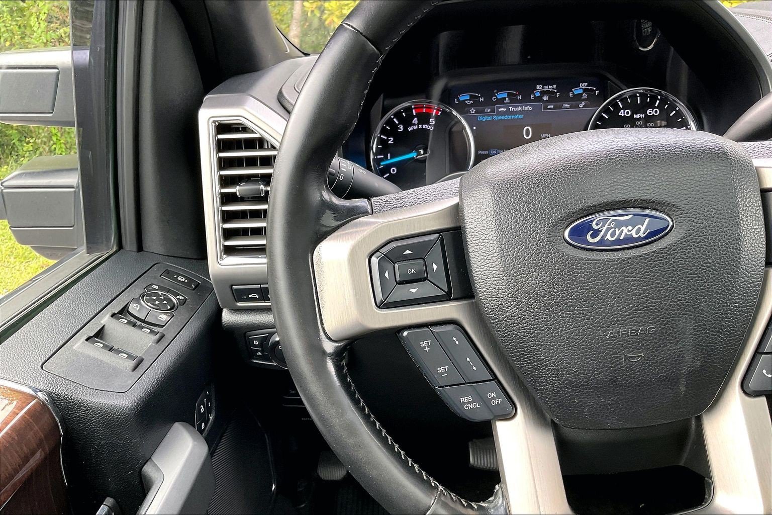 Certified 2017 Ford F250 Platinum w/ Platinum Ultimate Package AWD/4WD image 18