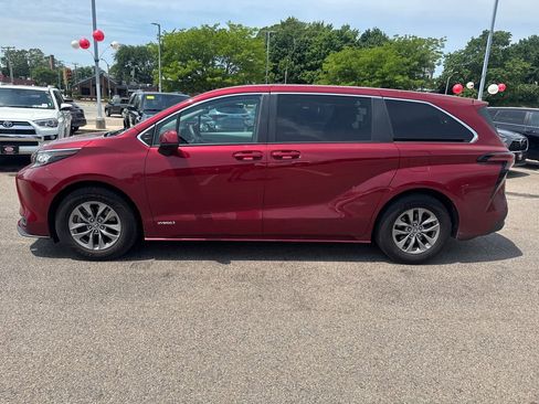 Used 2021 Toyota Sienna LE AWD/4WD image 4