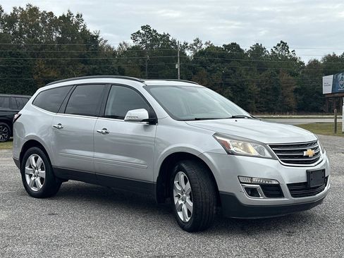 Used 2017 Chevrolet Traverse LT w/ Style and Technology Package image 3