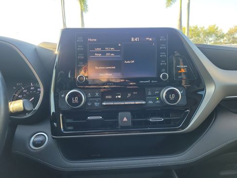 Used 2020 Toyota Highlander XLE image 26