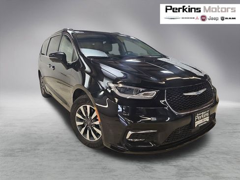 Used 2021 Chrysler Pacifica Touring-L image 1