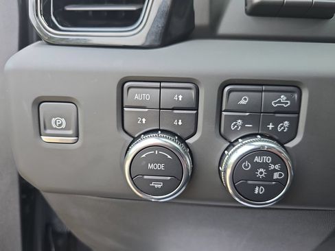 Certified 2025 GMC Sierra 1500 AT4 w/ AT4 Premium Package AWD/4WD image 28