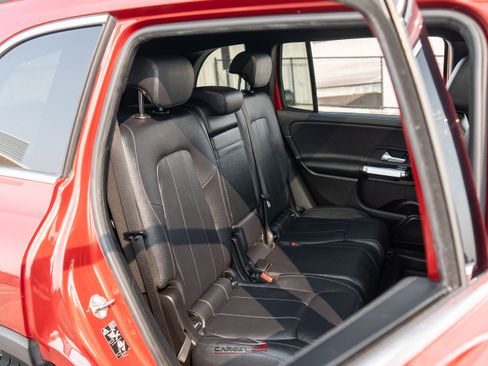 Used 2020 Mercedes-Benz GLB 250 4MATIC w/ Premium Package image 18