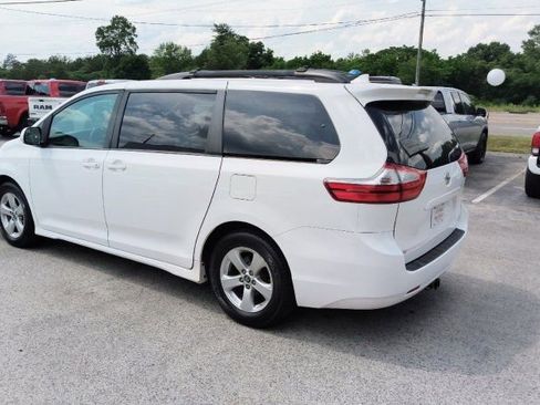 Used 2018 Toyota Sienna LE FWD image 3