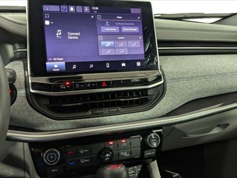 Used 2023 Jeep Compass Latitude image 27