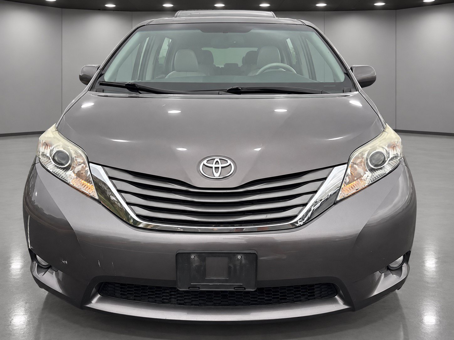Used 2013 Toyota Sienna XLE FWD image 2