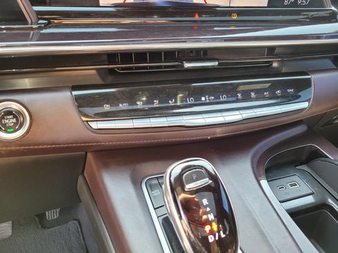 Used 2021 Cadillac Escalade Premium Luxury Platinum AWD/4WD image 31