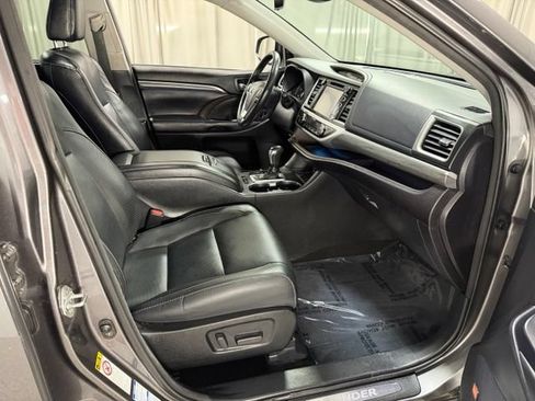 Used 2018 Toyota Highlander Limited AWD/4WD image 12