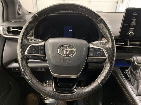 Used 2022 Toyota Sienna XLE Woodland Edition image 19