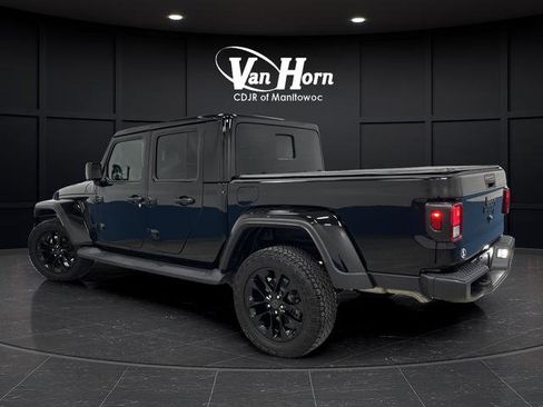Used 2024 Jeep Gladiator Sport image 3