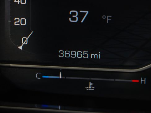 Used 2023 GMC Yukon SLT w/ SLT Luxury Package image 17