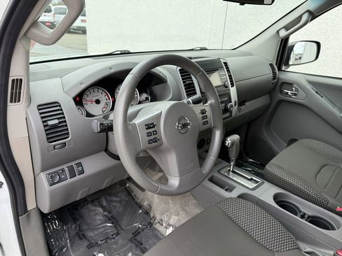 Used 2013 Nissan Frontier Desert Runner image 16