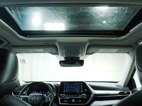 Used 2021 Toyota Highlander XLE AWD/4WD image 24