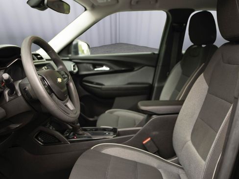 Used 2023 Chevrolet TrailBlazer LS FWD image 2