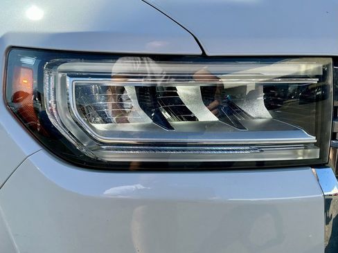 Used 2023 GMC Acadia Denali w/ Denali Technology Package image 8