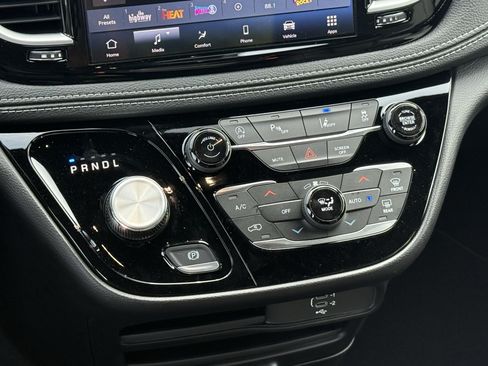 New 2027 Chrysler Pacifica Select FWD image 14