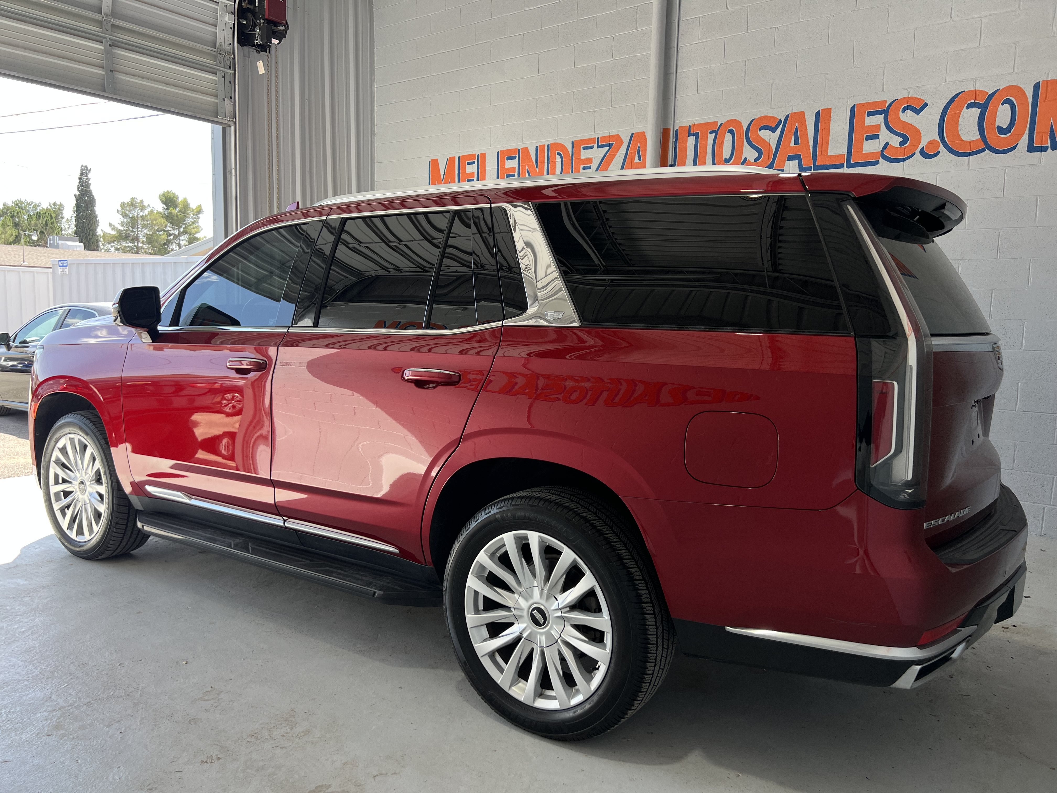 Used 2023 Cadillac Escalade Luxury RWD image 3