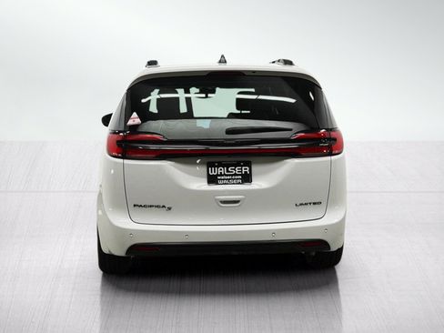 Used 2025 Chrysler Pacifica Limited FWD image 4