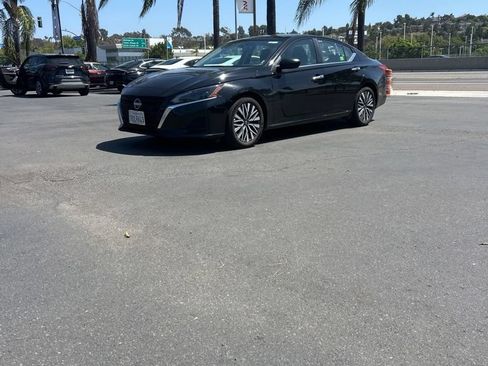 Used 2025 Nissan Altima 2.5 SV FWD image 1