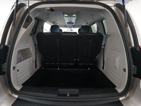 Used 2014 Chrysler Town & Country Touring w/ Driver Convenience Group FWD image 10
