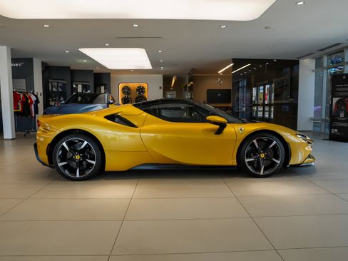 Used 2024 Ferrari SF90 Spider image 54