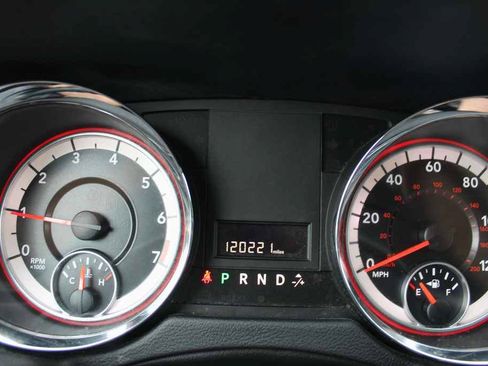 Used 2016 Dodge Grand Caravan SXT FWD image 14