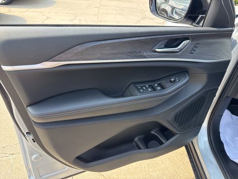 New 2025 Jeep Grand Cherokee Limited image 11