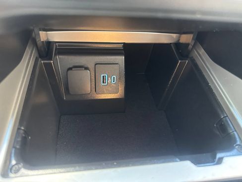 Used 2022 Ford Explorer XLT w/ Equipment Group 202A AWD/4WD image 30