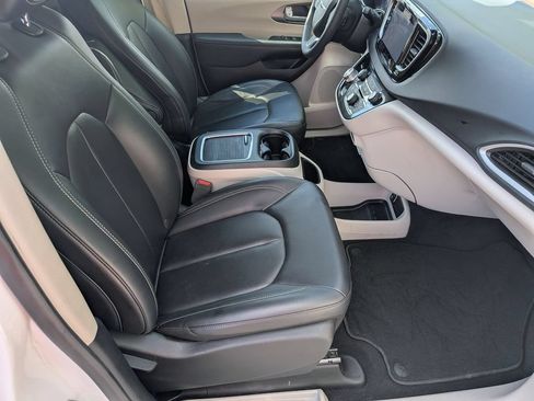 Used 2024 Chrysler Pacifica Touring-L FWD image 21