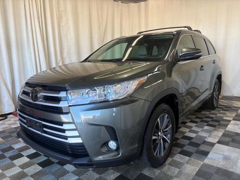 Used 2017 Toyota Highlander XLE image 2