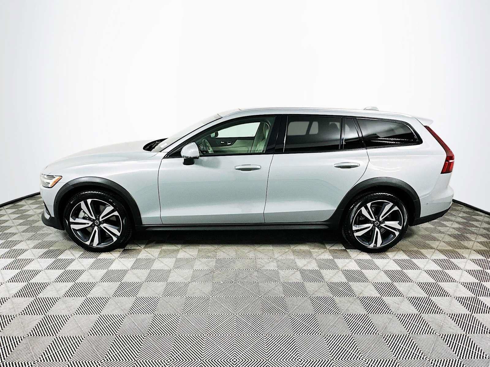 Used 2026 Volvo V60 B5 Cross Country Plus w/ Climate Package AWD/4WD image 4