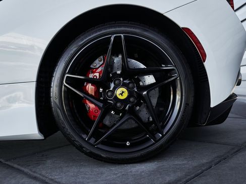 Used 2021 Ferrari F8 Tributo image 15