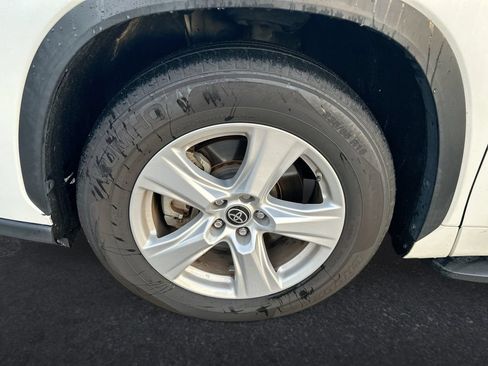 Used 2021 Toyota Highlander LE FWD image 10