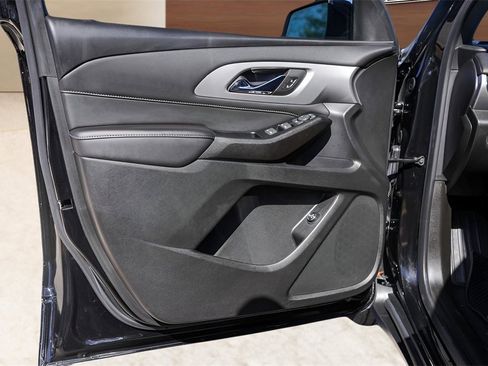 Used 2023 Chevrolet Traverse LT image 23