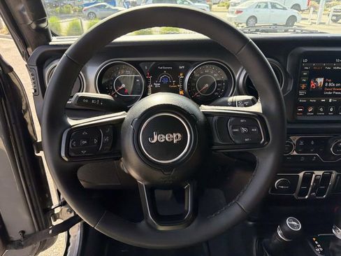 Used 2023 Jeep Gladiator Willys image 8