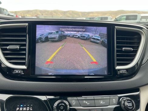 Used 2022 Chrysler Pacifica Touring-L image 18