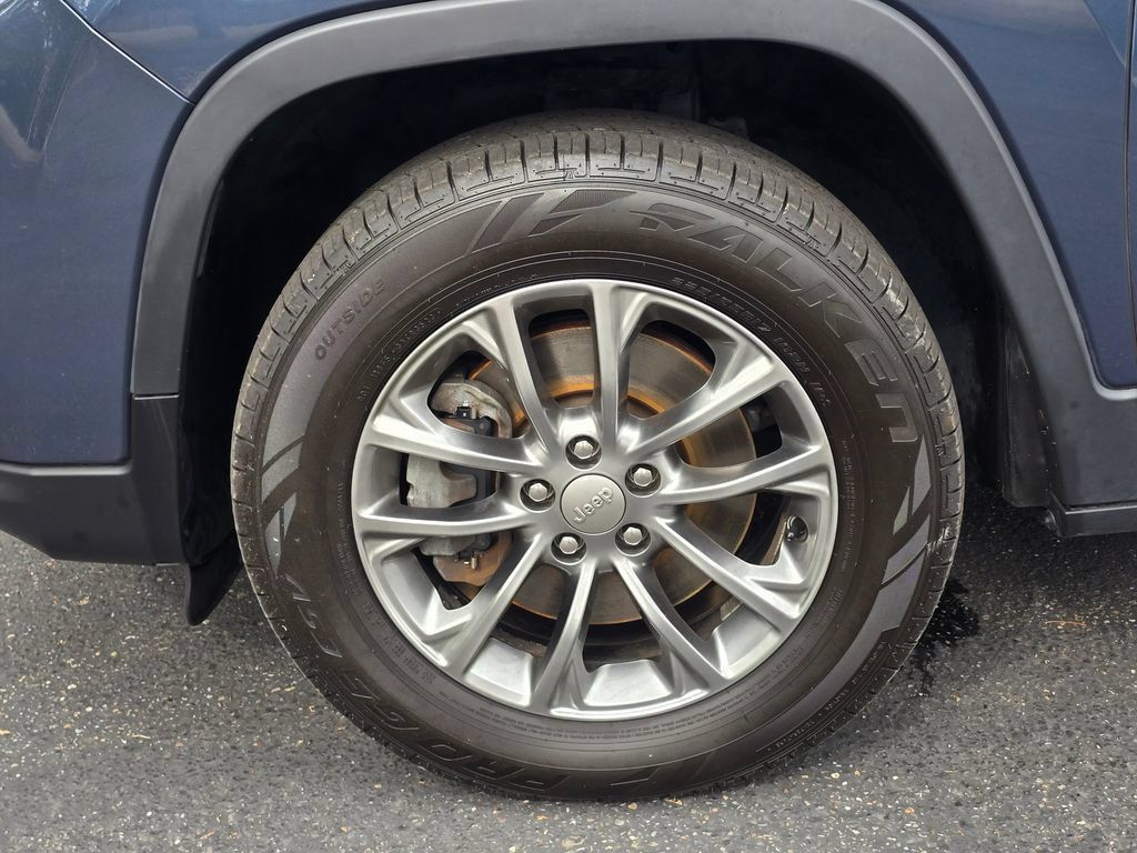 Used 2019 Jeep Cherokee Latitude Plus w/ Cold Weather Group AWD/4WD image 10