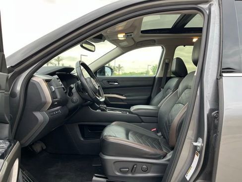 Used 2022 Nissan Pathfinder Platinum w/ Lighting Package (N92) image 13