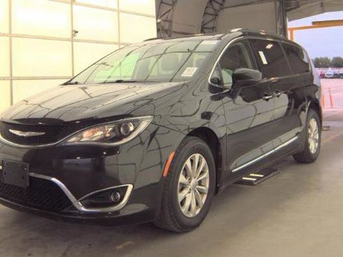 Used 2019 Chrysler Pacifica Touring-L FWD image 1