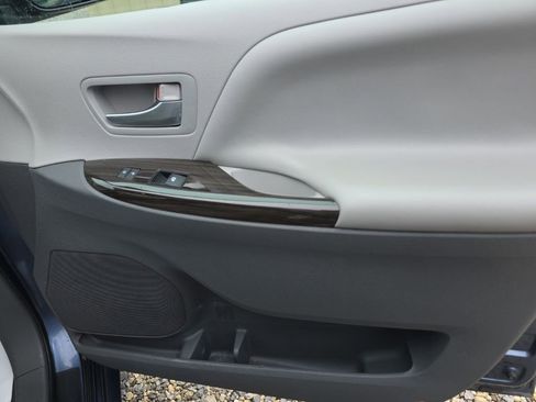 Used 2015 Toyota Sienna XLE w/ XLE Navigation Package image 18