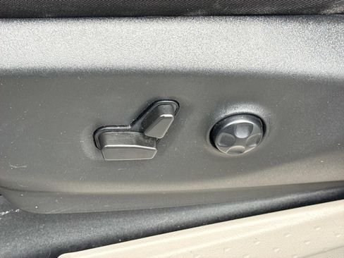 Used 2022 Chrysler Voyager LX FWD image 22
