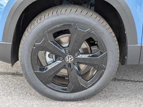 New 2026 Volkswagen Taos SEL image 10