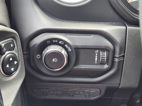 Used 2025 Jeep Wrangler Unlimited Sahara AWD/4WD image 27